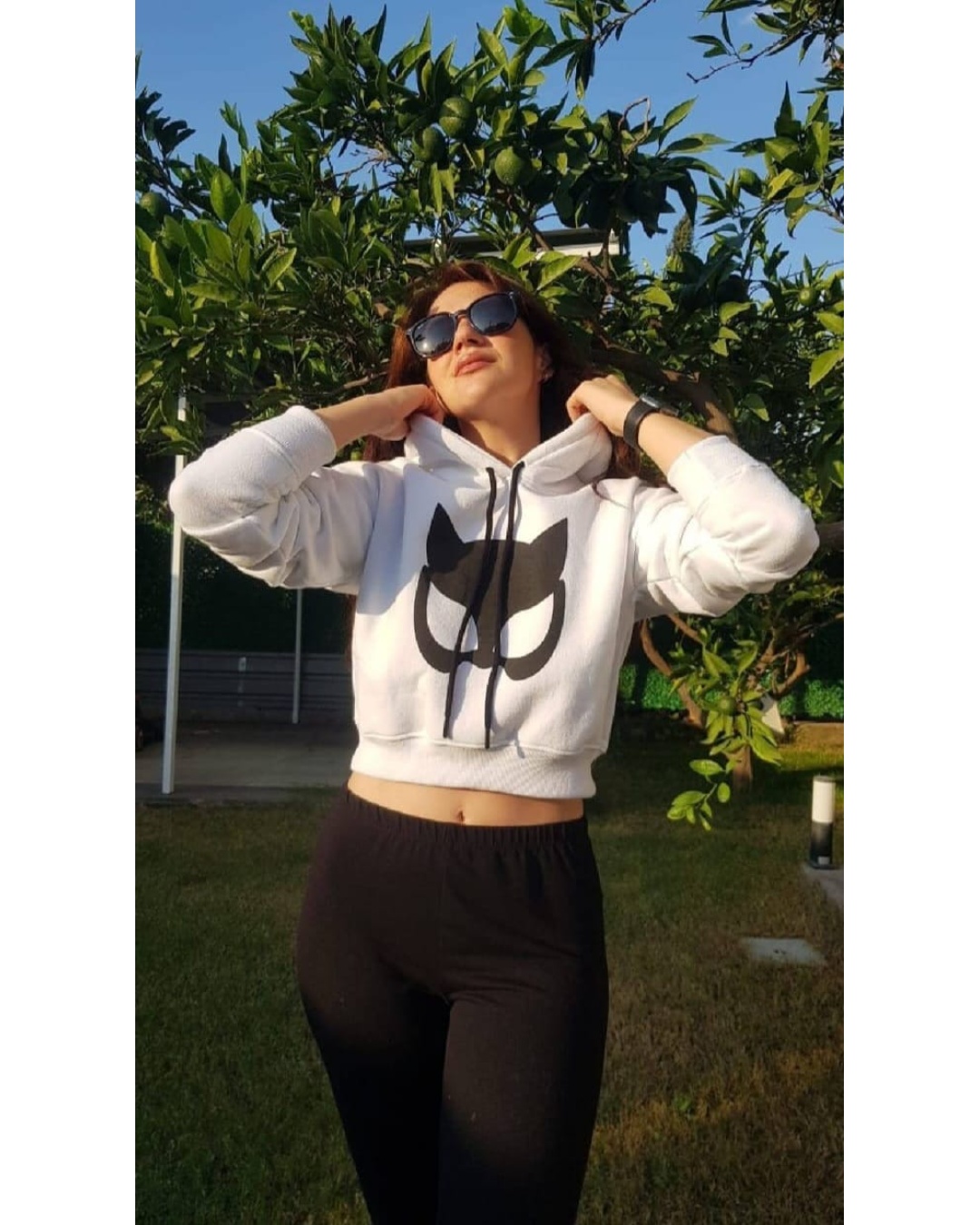 Beyaz Kalın İçi Polarlı Kapüşonlu Normal Kesim Desenli Crop Örme Sweat