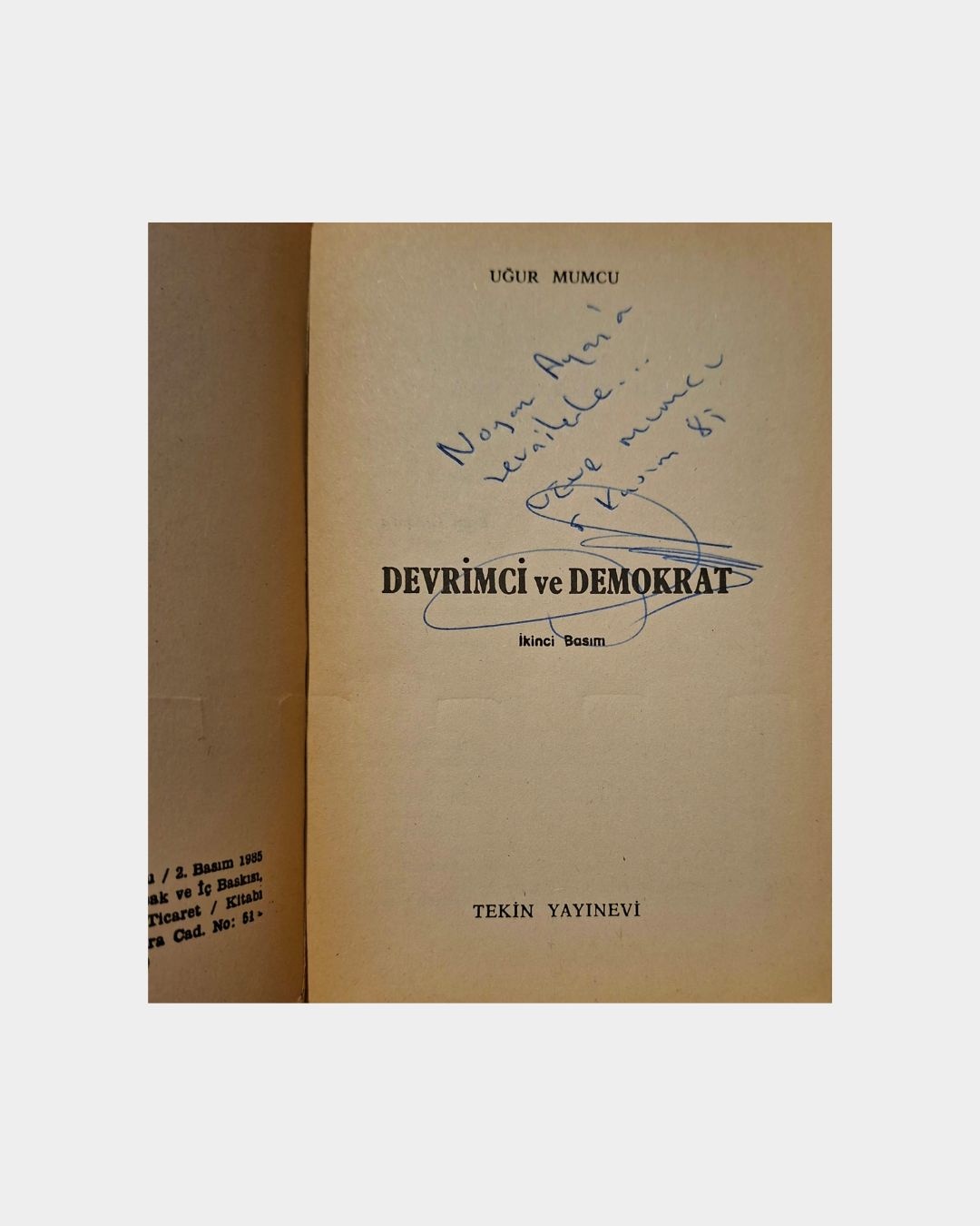 Devrimci Ve Demokrat (Uğur Mumcu'dan 1985 tarihli ithaflı ve imzalı – Devrimci ve Demokrat – Tekin Yayınları 2. Baskı – Koleksiyonluk) - Görsel 2